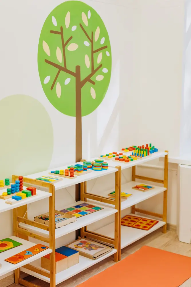 Materiales educativos organizados en un aula infantil